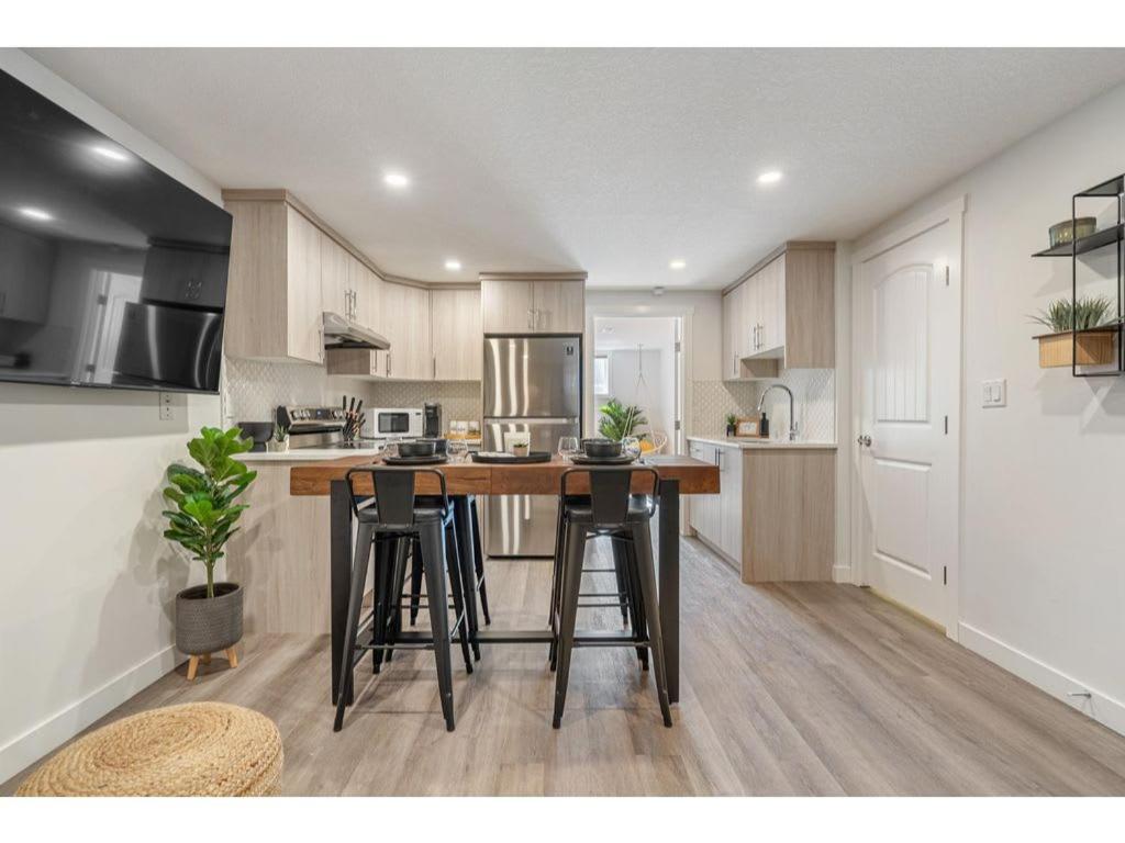 Yellow Brick Road I 65 TV I Close 2 Chinook Mall - Housity