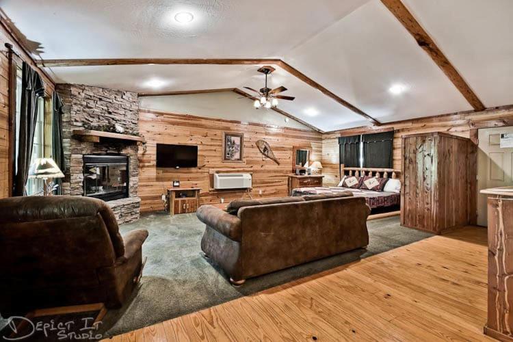 Secluded Cabin Pool WiFi smart TVs Beaver lake - Housity