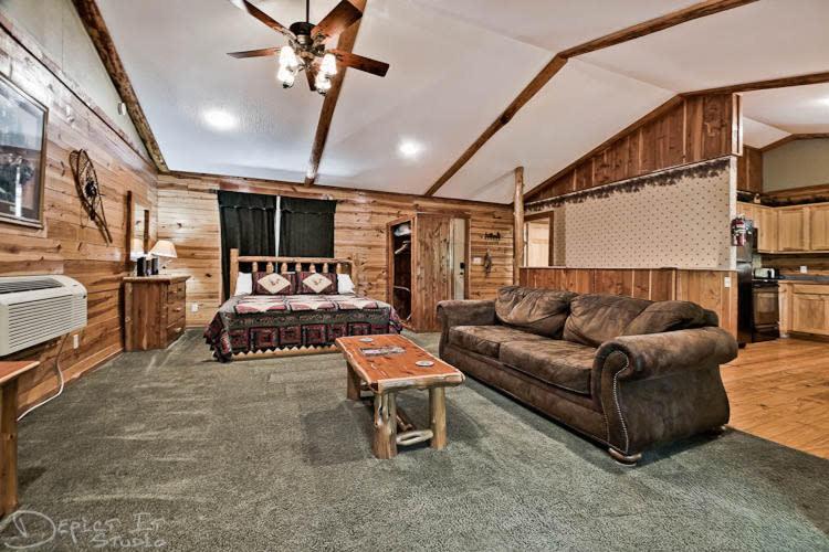 Secluded Cabin Pool WiFi smart TVs Beaver lake - Housity