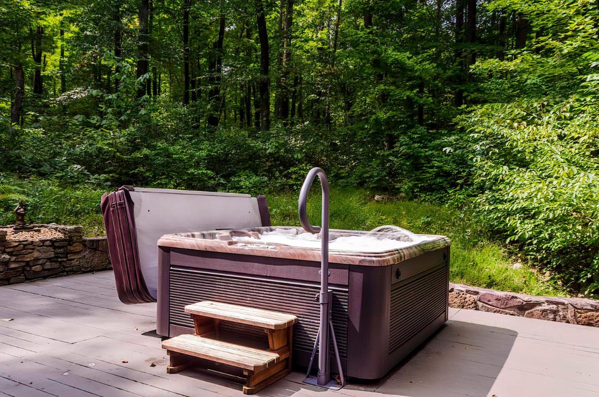 Secluded Oasis w Hot Tub, Screened-in Porch, WiFi! - Housity