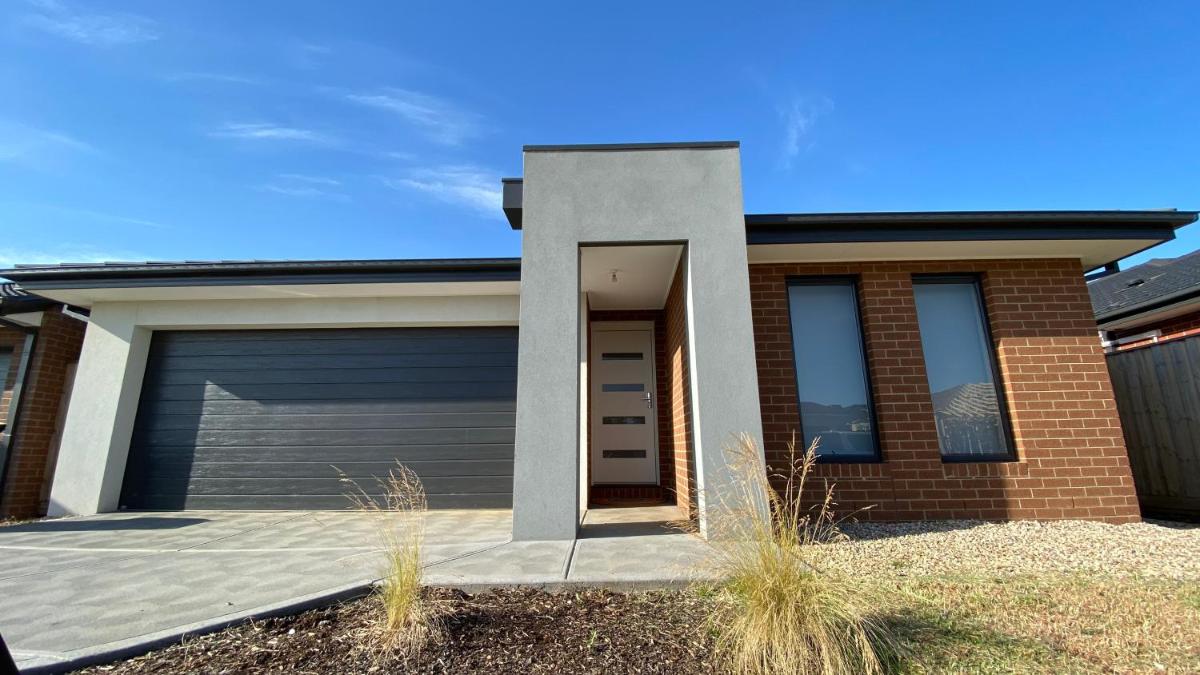 New 5-BRM Rental House Free Parking Wifi @Melton - Housity
