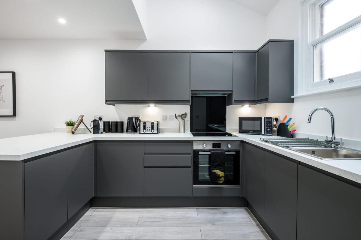 Host & Stay - The Roscoe Carriage House - Housity