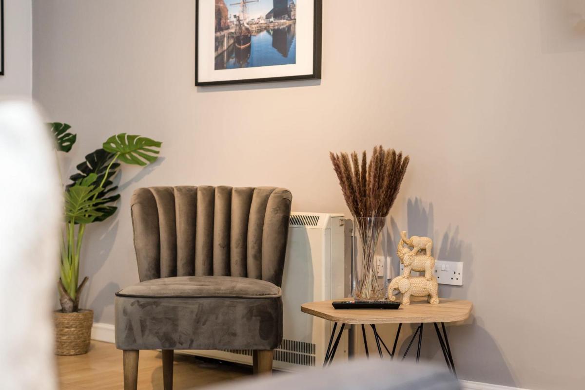 Host Apartments - Central Modern Two Bedroom Apt - Secure Parking! - Housity