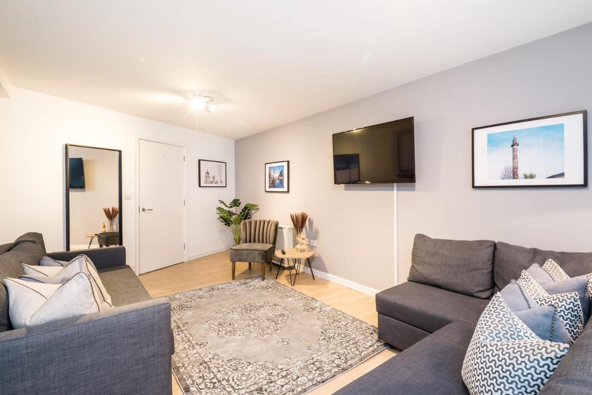 Host Apartments - Central Modern Two Bedroom Apt - Secure Parking! - Housity