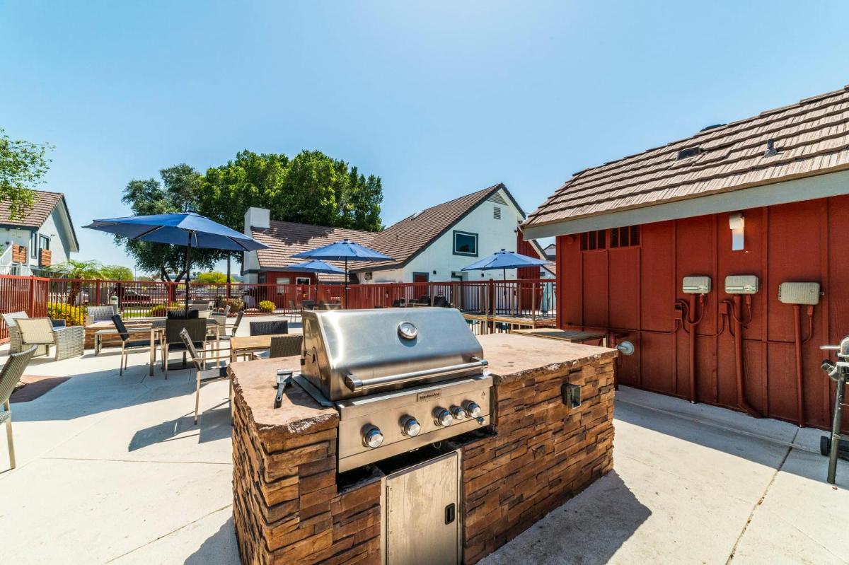 Metro PHX STUDIO QUEEN UPSTAIRS sleeps 4 modern design best amenities - Housity