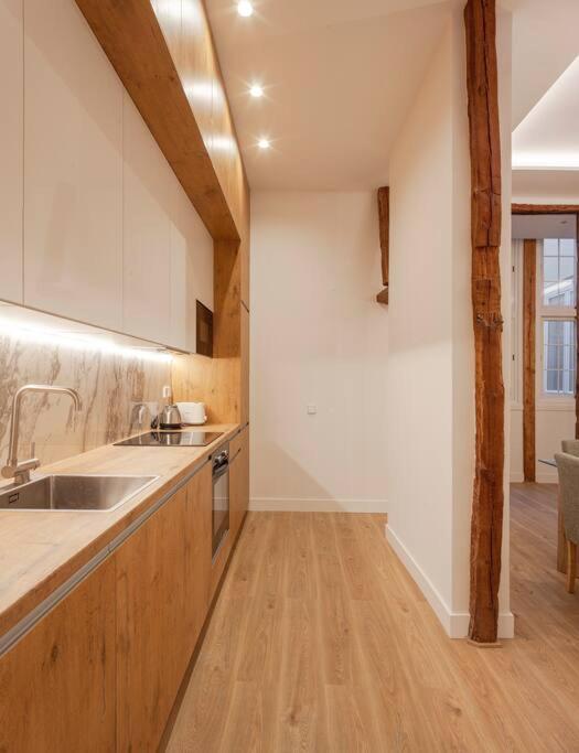 Centro III calle Carrera de San Jerónimo 3BR 3BH - Housity