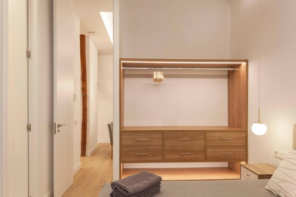Centro III calle Carrera de San Jerónimo 3BR 3BH - Housity