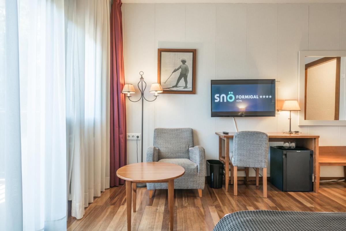 Una televisión o centro de entretenimiento en Snö Hotel Formigal