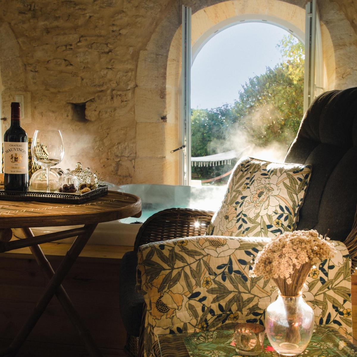 La Suite Bien-être, piscine intérieure chaufée, sauna & spa privés - Housity