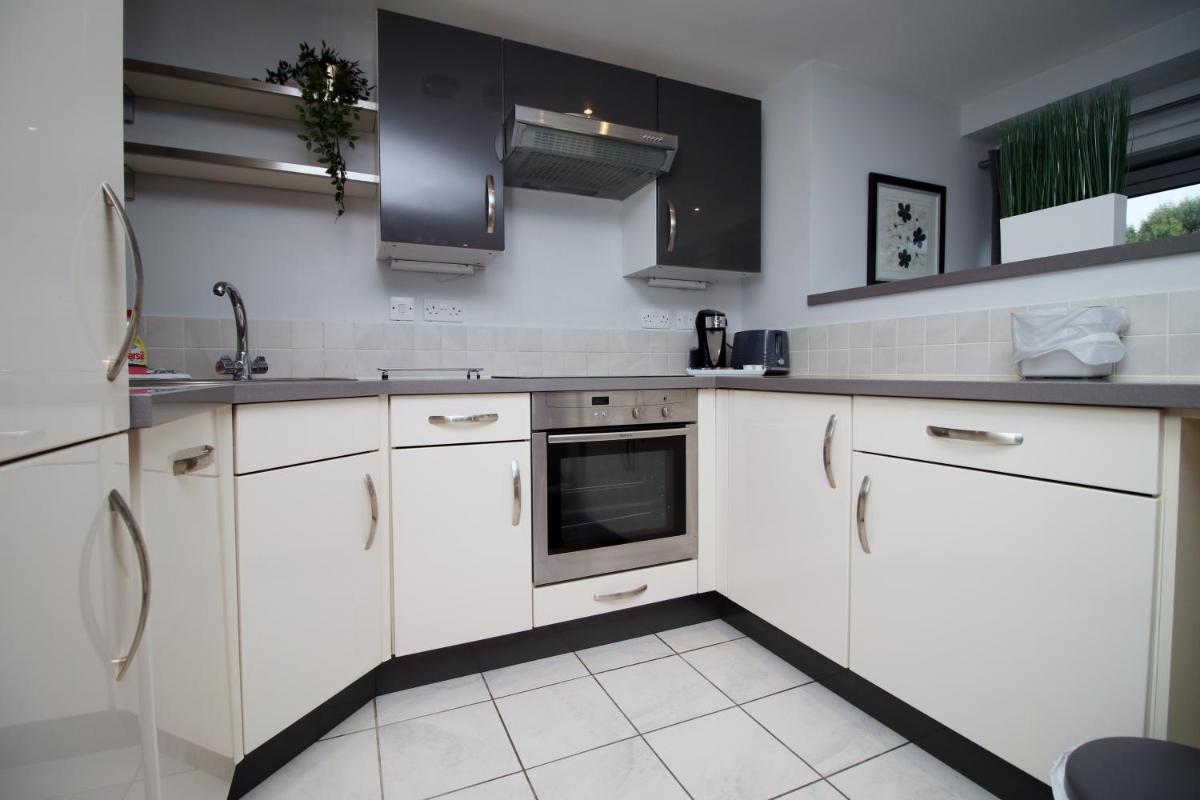 Violet's Corner Luxury Apartment by StayStaycations - Housity
