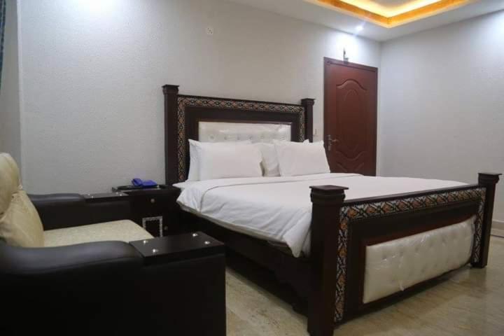 POOL & PARK RESORTS - Housity