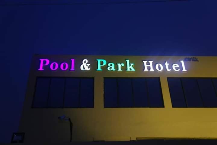 POOL & PARK RESORTS - Housity