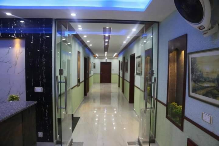 POOL & PARK RESORTS - Housity