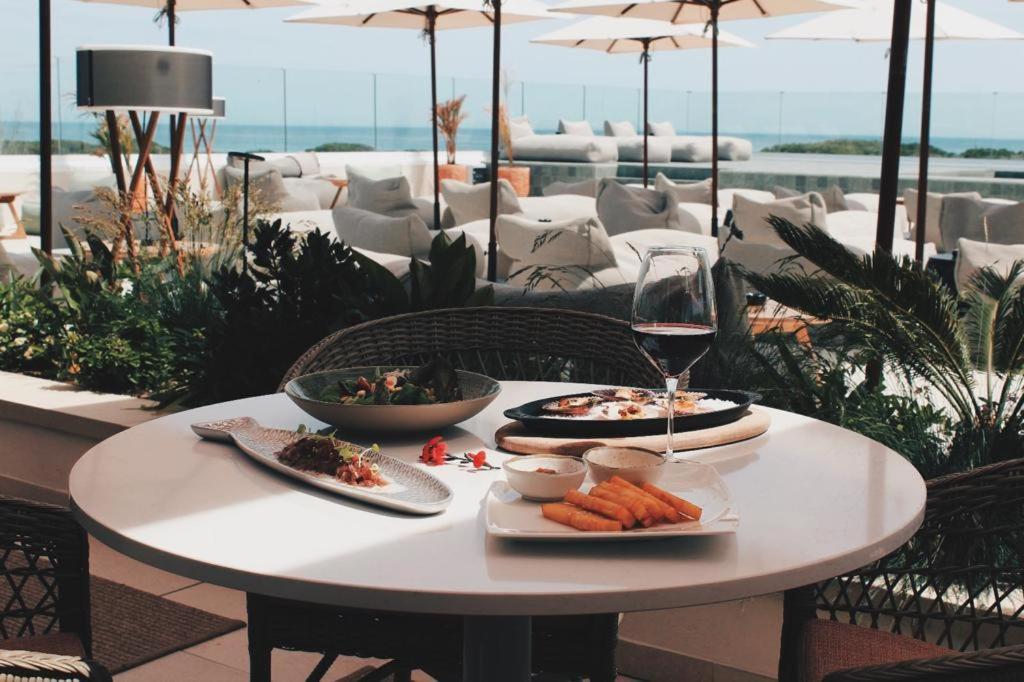 Comida en o cerca de este hotel