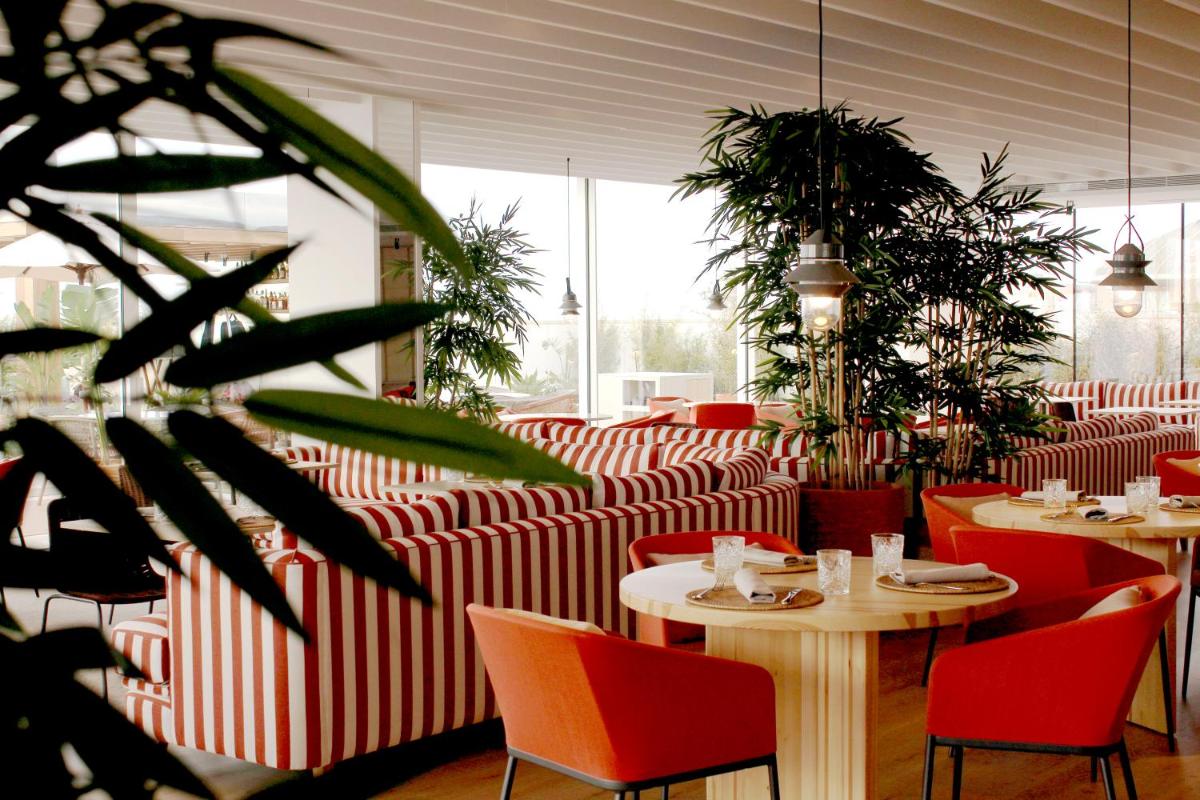 Un restaurante o sitio para comer en Atzavara Hotel & Spa