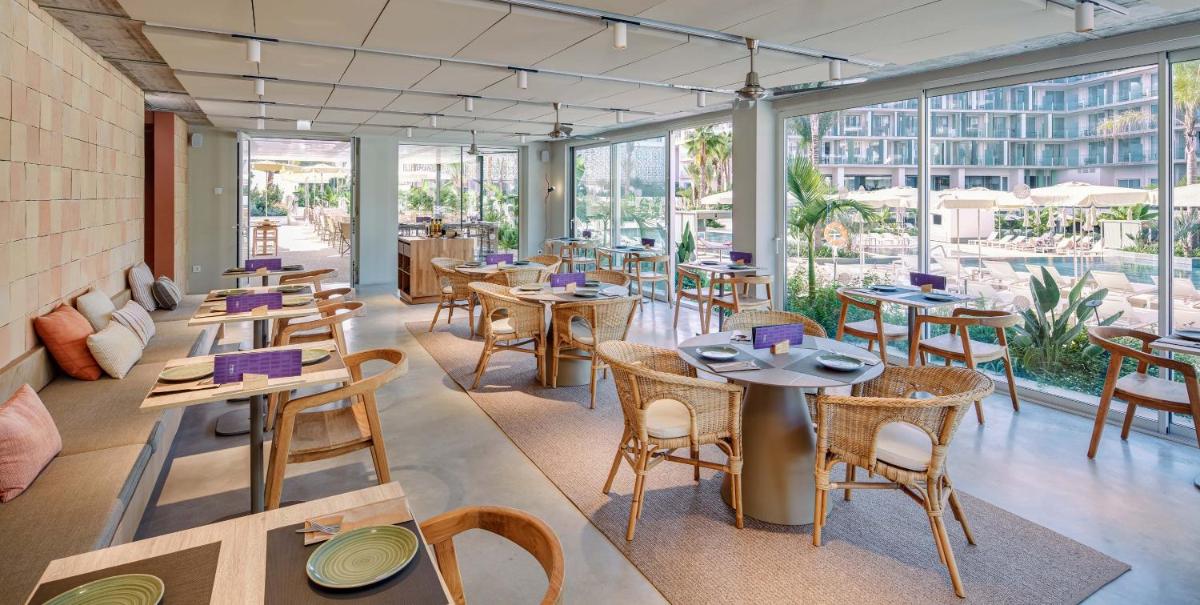 Un restaurante o sitio para comer en Atzavara Hotel & Spa
