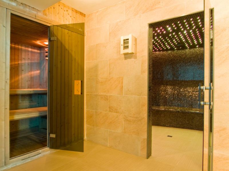 Uma casa de banho em Hotel de Ilhavo Plaza & Spa