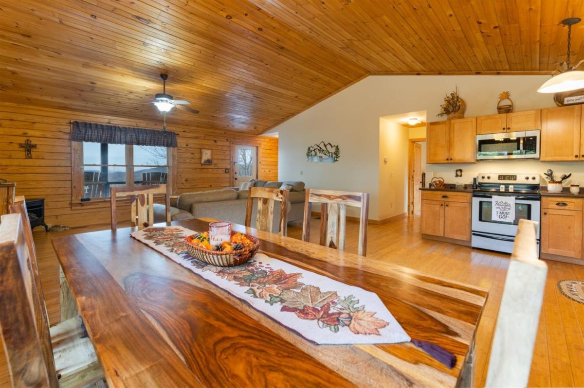 Bearadise Log Cabin - Housity