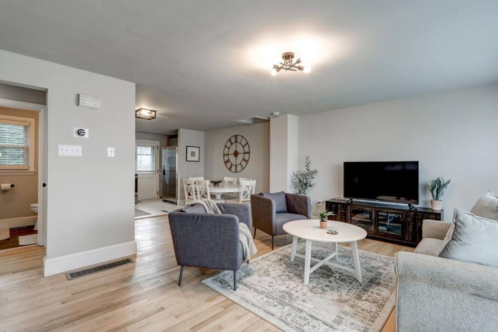 New cozy home near Outlets & Amish Country - Housity