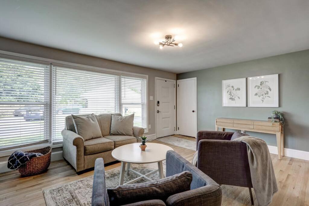New cozy home near Outlets & Amish Country - Housity