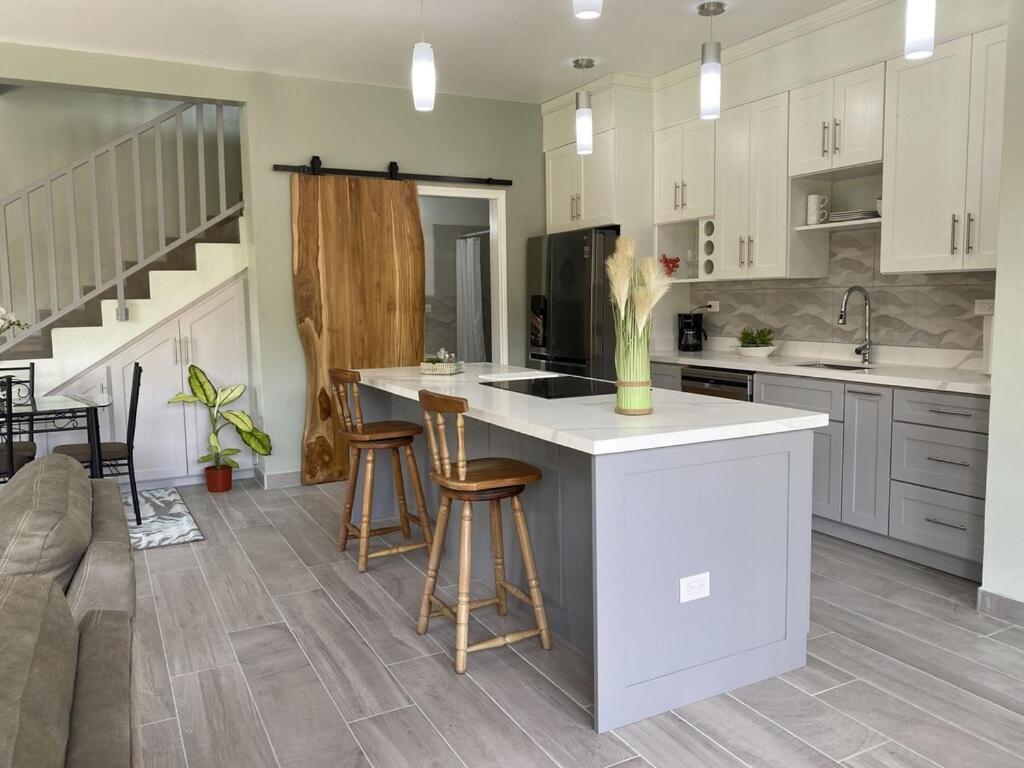 Beautiful 2BR Condo Shared Pool, minutes away from local attractions in Quepos - Housity