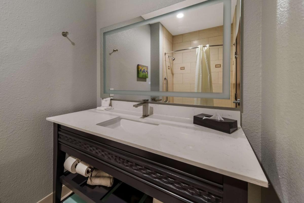 Best Western Plus Bowie Inn & Suites - Housity