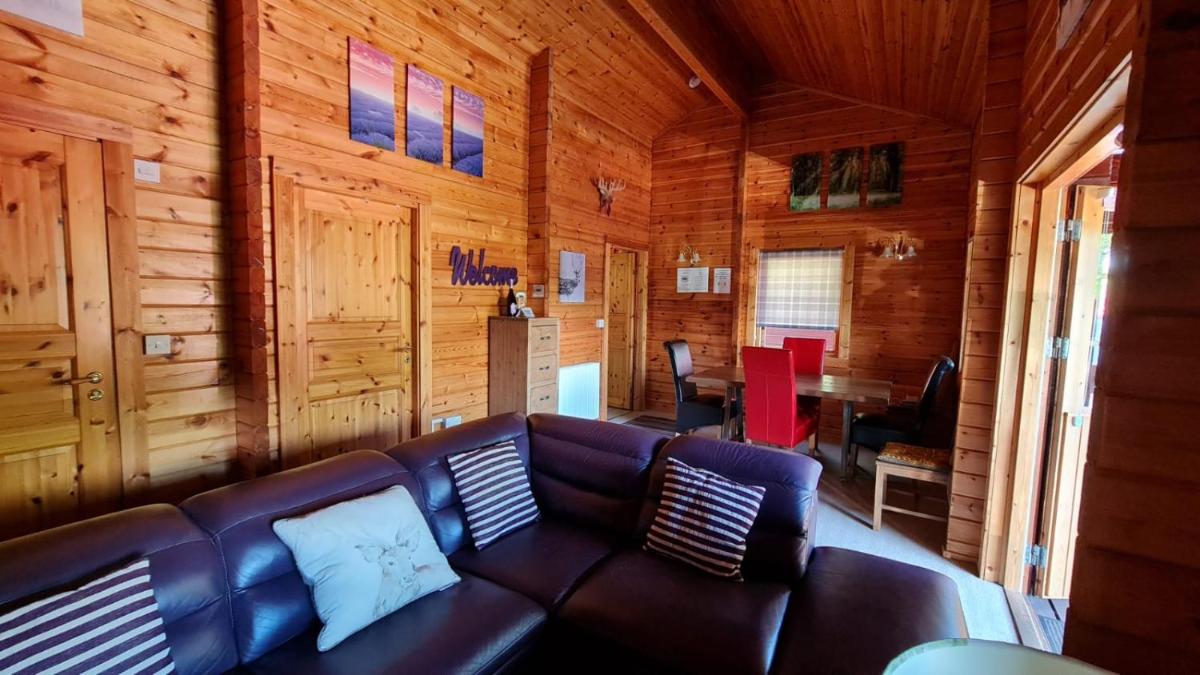 3-Bed Lodge - Sleeps 7 - Hot Tub - Pet Friendly - Housity