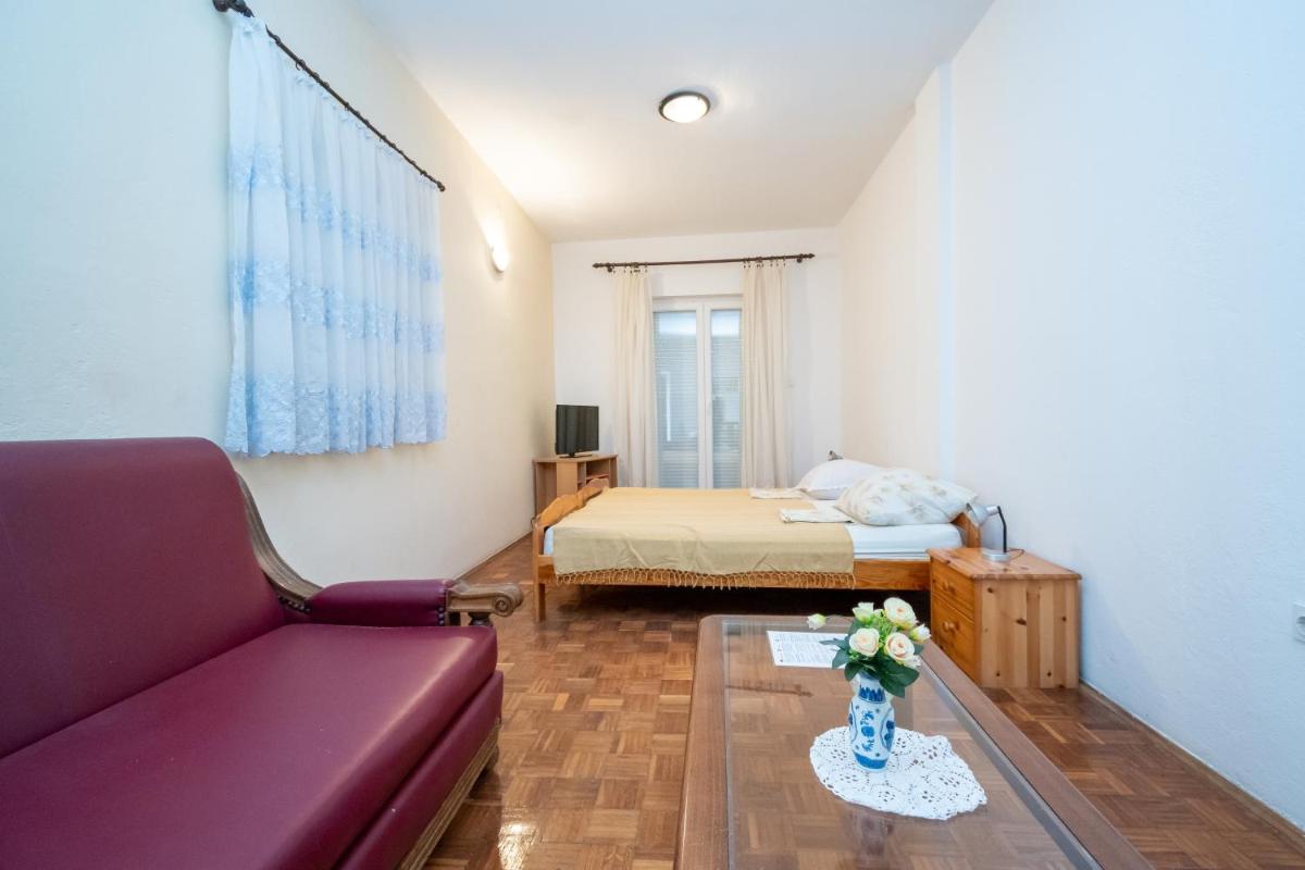 Apartments and rooms by the sea Posedarje, Novigrad - 21123 - Housity