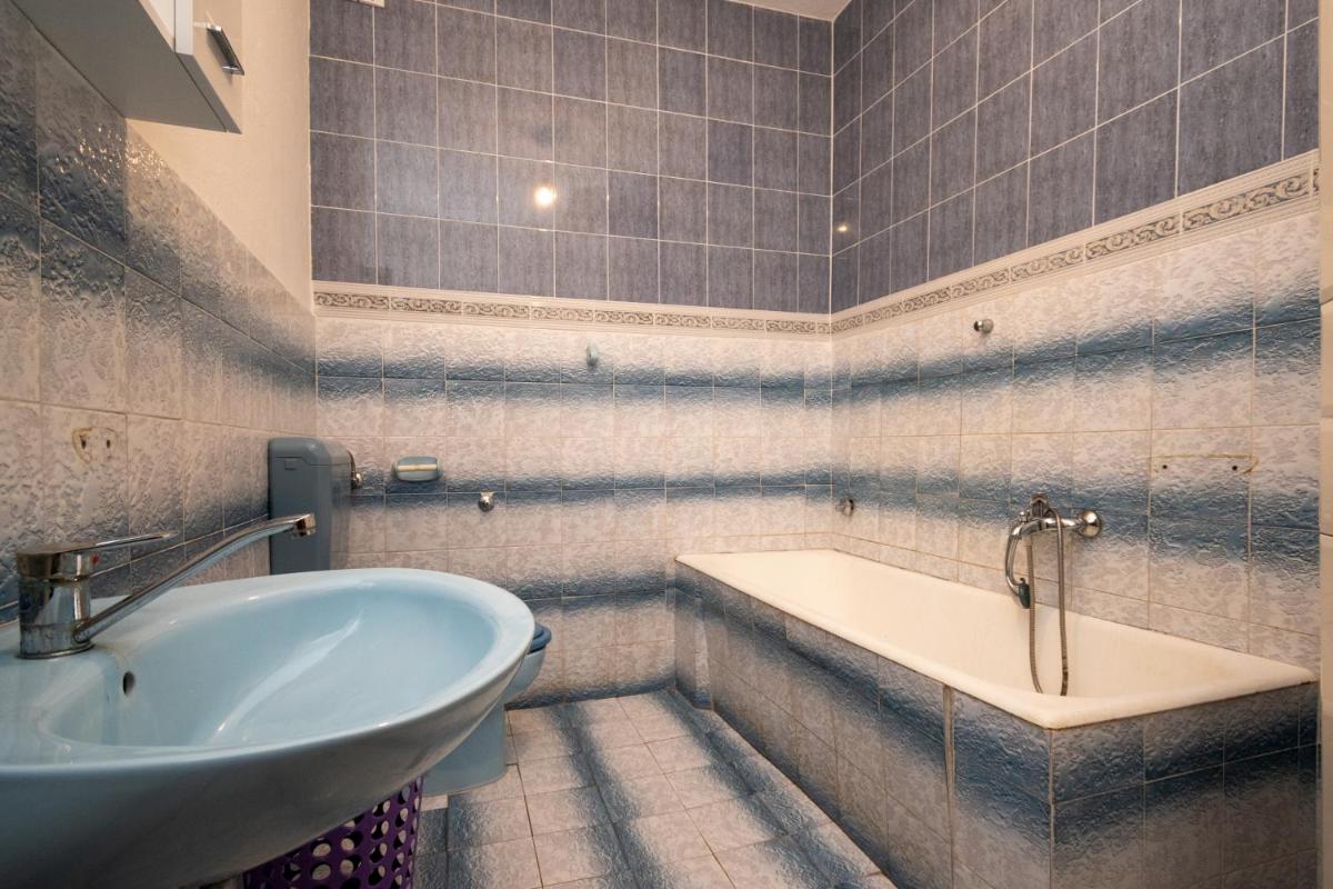 Apartments and rooms by the sea Posedarje, Novigrad - 21123 - Housity