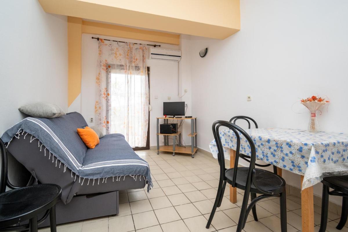 Apartments and rooms by the sea Posedarje, Novigrad - 21123 - Housity