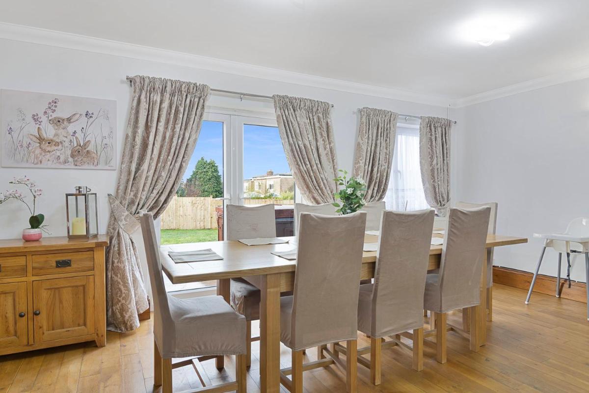 The Roost Group - 8-Bed Home - Hot Tub WiFi Parking - Housity