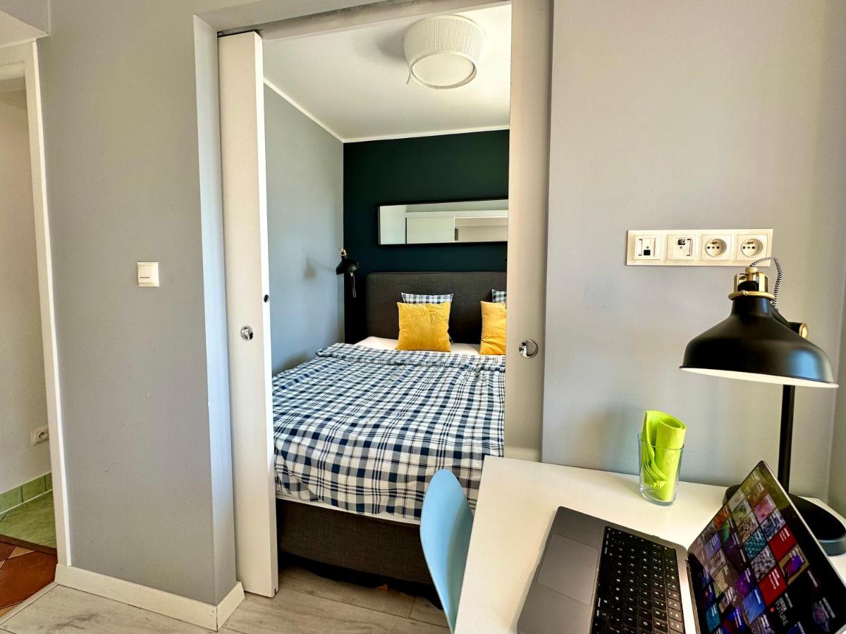 GOLD 2 King Size Bed, metro x2 free WiFi, 50'TV Netflix, HBO, AppleTV+ - Housity