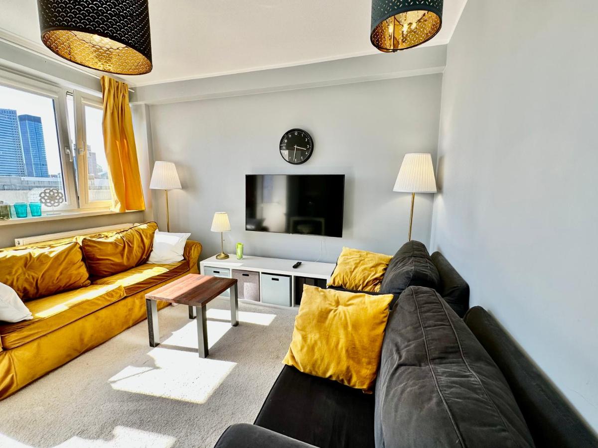 GOLD 2 King Size Bed, metro x2 free WiFi, 50'TV Netflix, HBO, AppleTV+ - Housity