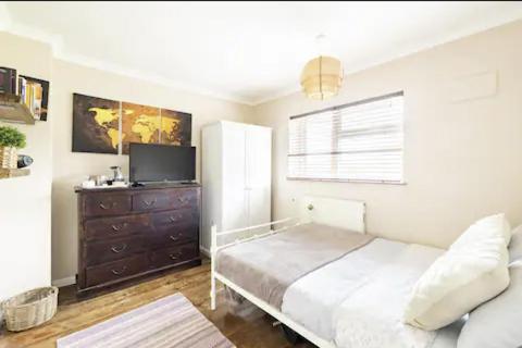 Private bedroom in quiet house. - Housity
