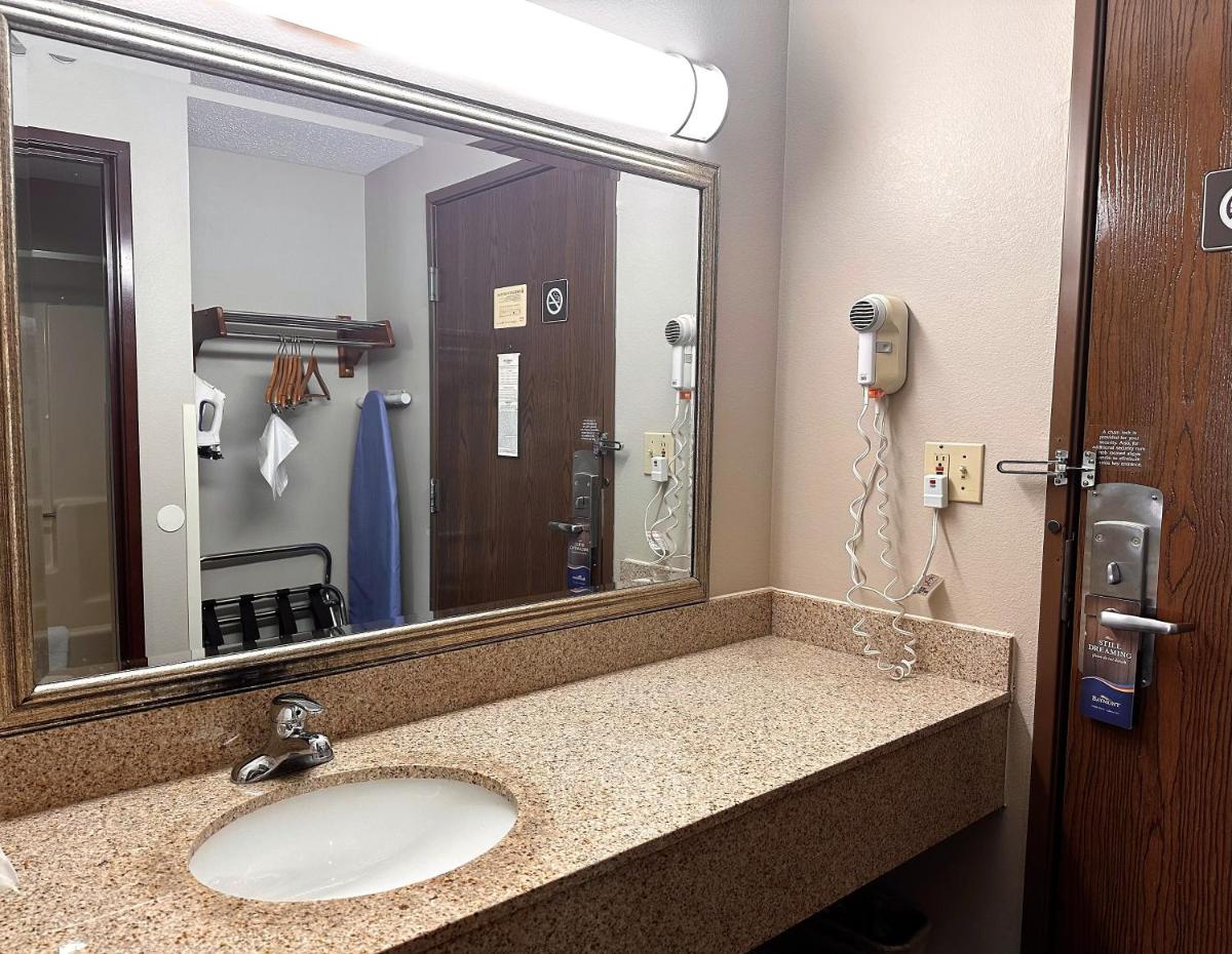 Baymont by Wyndham Corydon - Housity