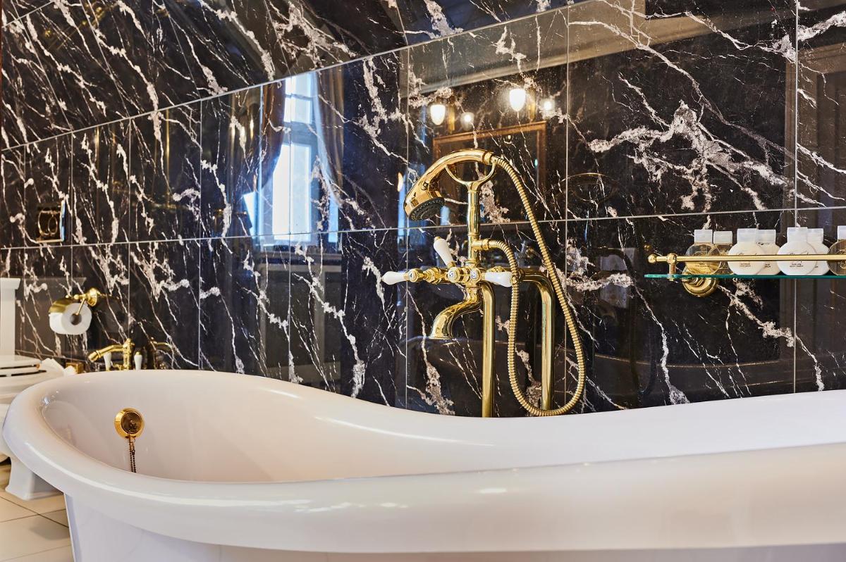Ein Badezimmer in der Unterkunft Bernsteinschloss