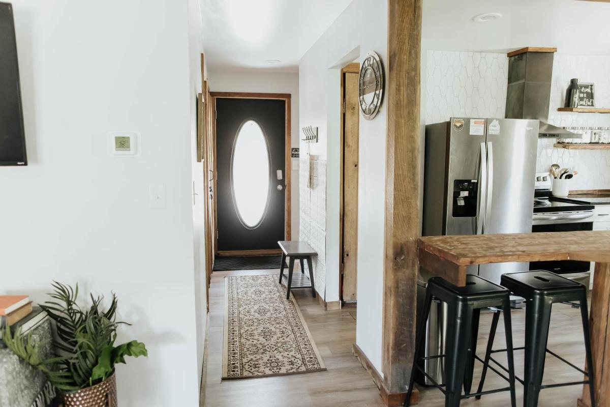 Suitetrails - NO CHORES Cozy Family Cabin 2 minutes to town-Spacious Double Decks with Forest view!