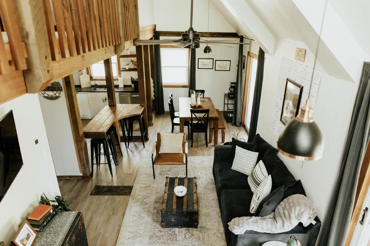 Suitetrails - NO CHORES Cozy Family Cabin 2 minutes to town-Spacious Double Decks with Forest view!