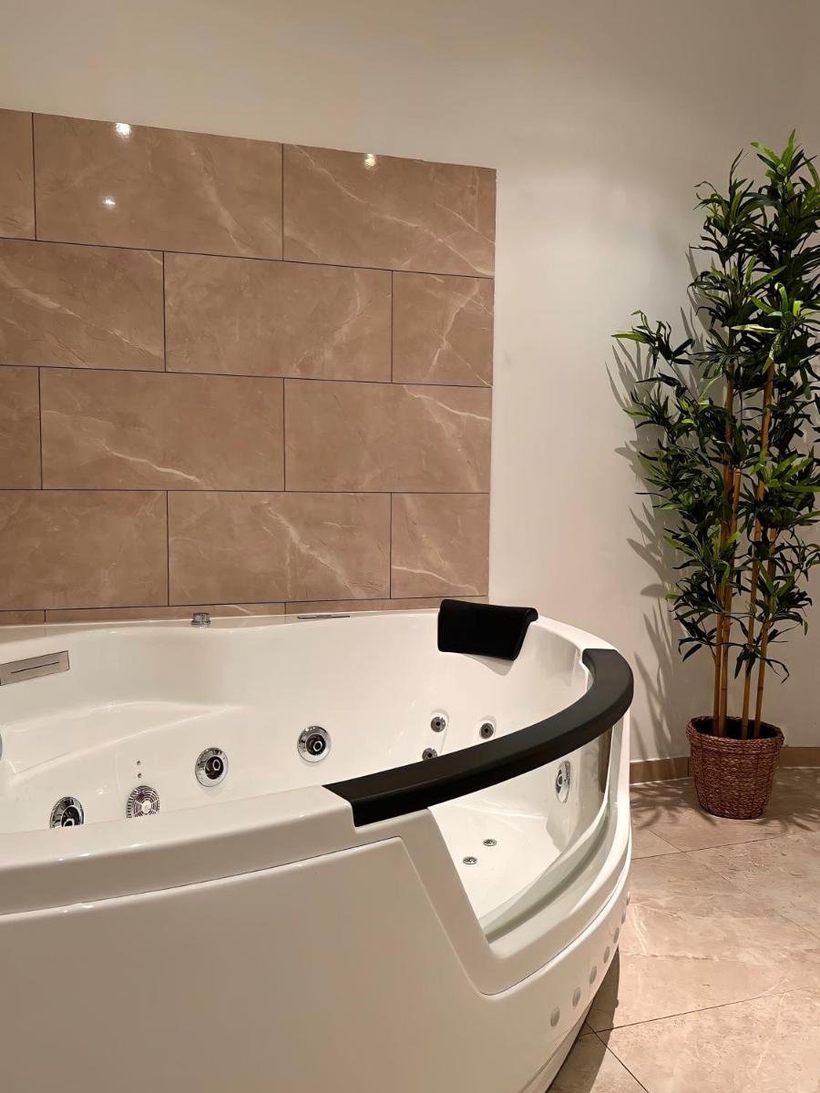 Modern SPA - Cosy & Chic - JACCUZI - Housity