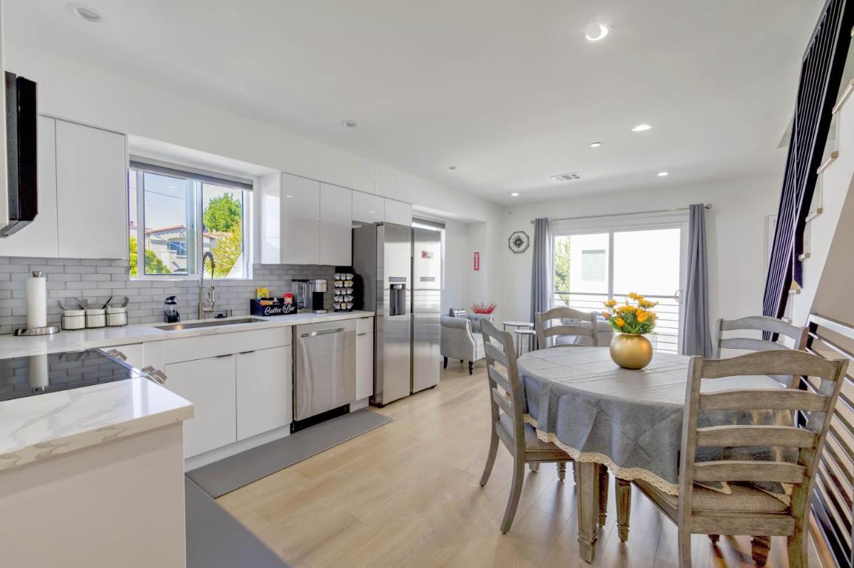 Modern Townhouses in Studio City - Housity