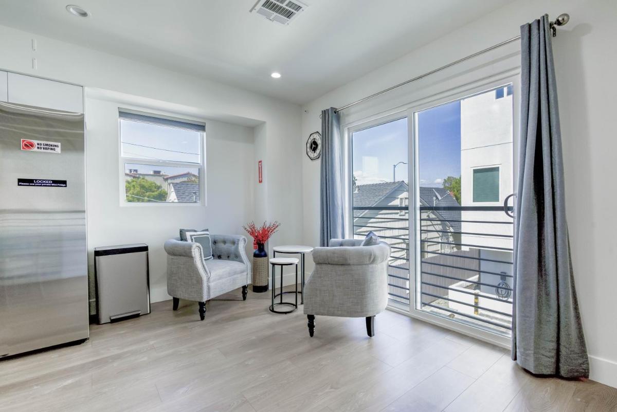 Modern Townhouses in Studio City - Housity