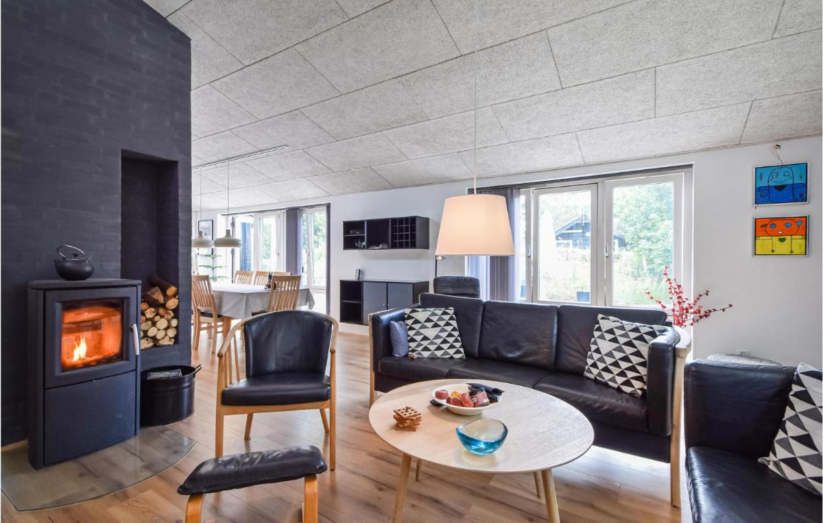 3 Bedroom Beautiful Home In Fårvang - Housity
