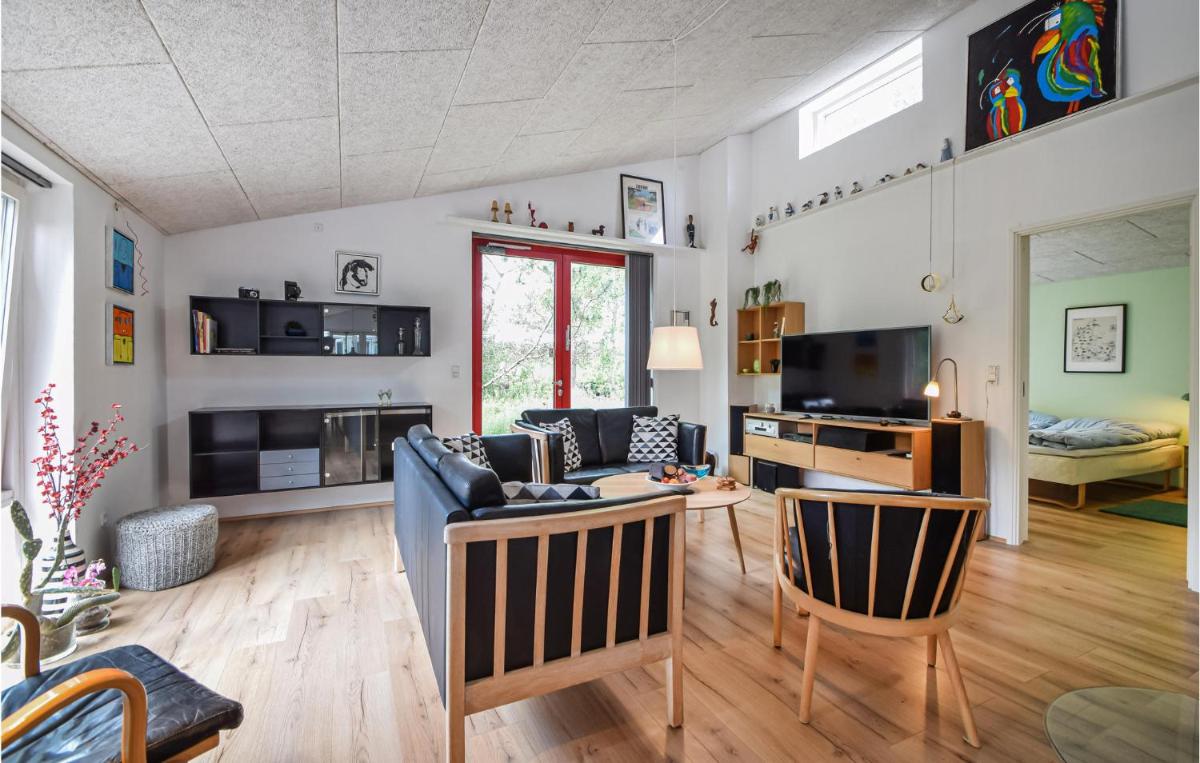 3 Bedroom Beautiful Home In Fårvang - Housity