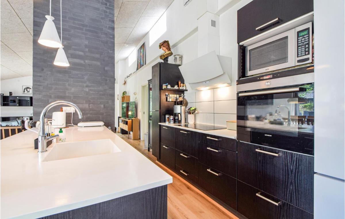 3 Bedroom Beautiful Home In Fårvang - Housity