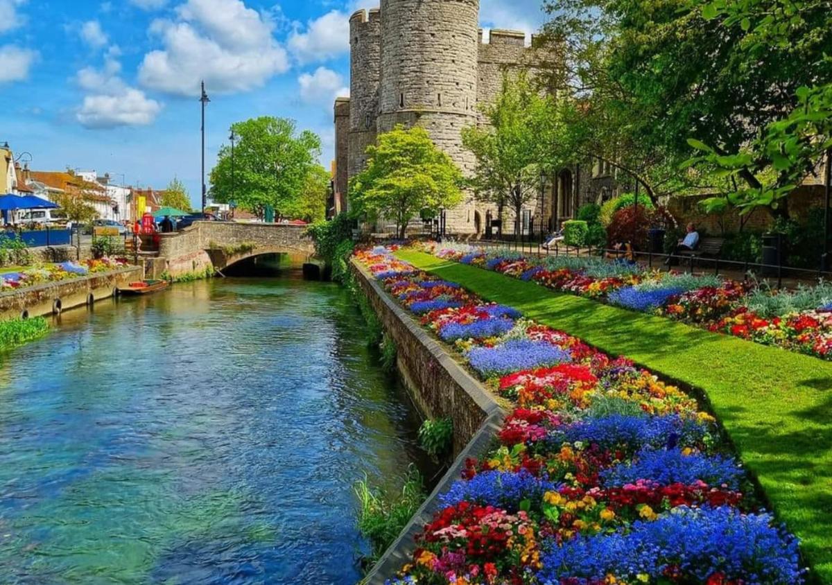 Canterbury Holiday Apartment Sleeps 6 Free Parking Wifi - Housity