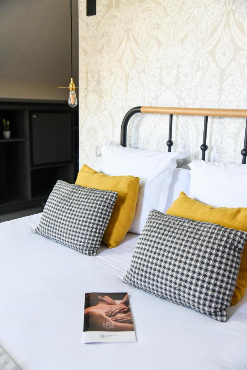 Un ou plusieurs lits dans un hébergement de l'établissement Le Général d'Elbée Hotel & Spa - Teritoria