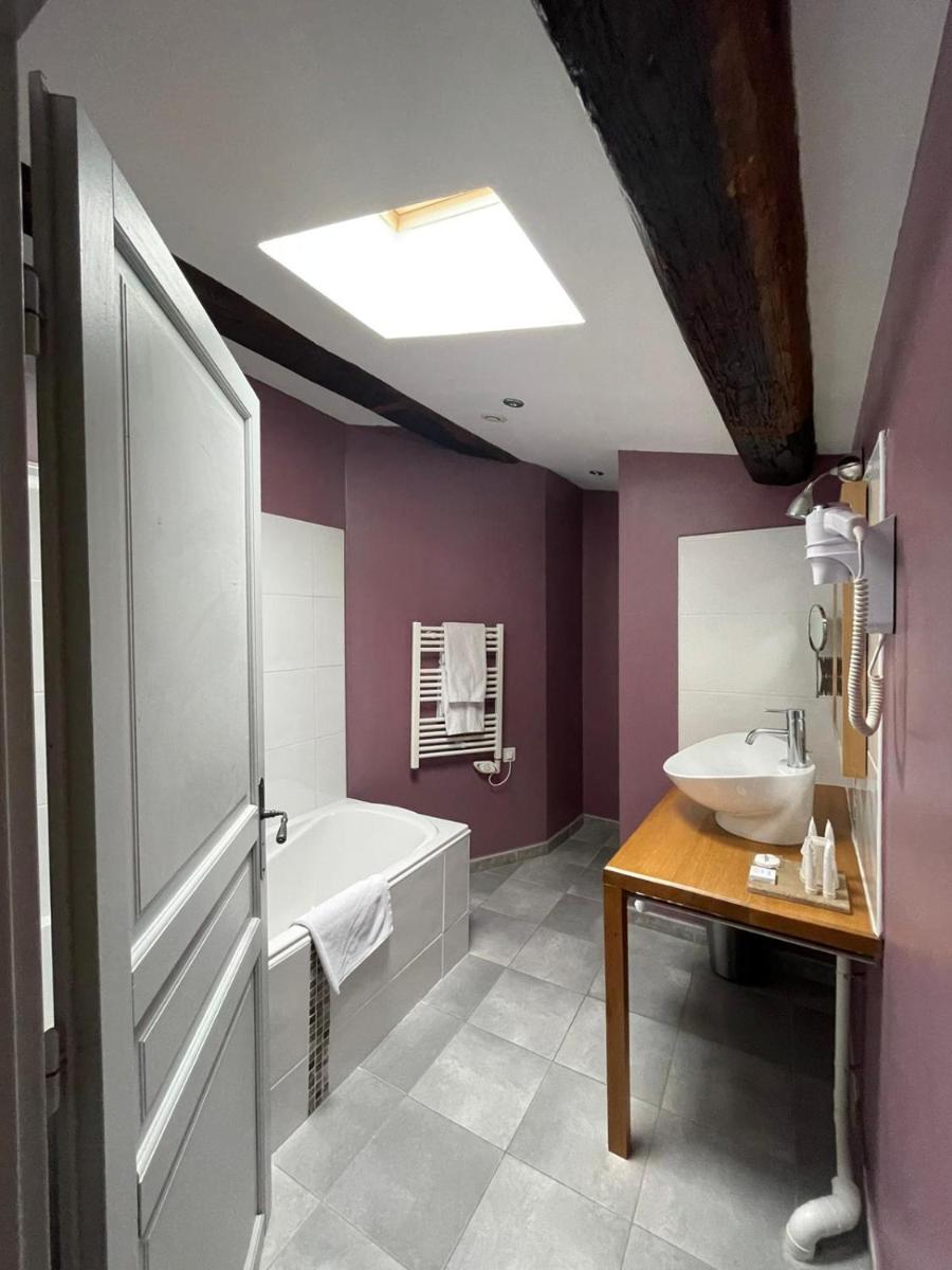 Salle de bains dans l'établissement Logis Hôtel Château De Palaja