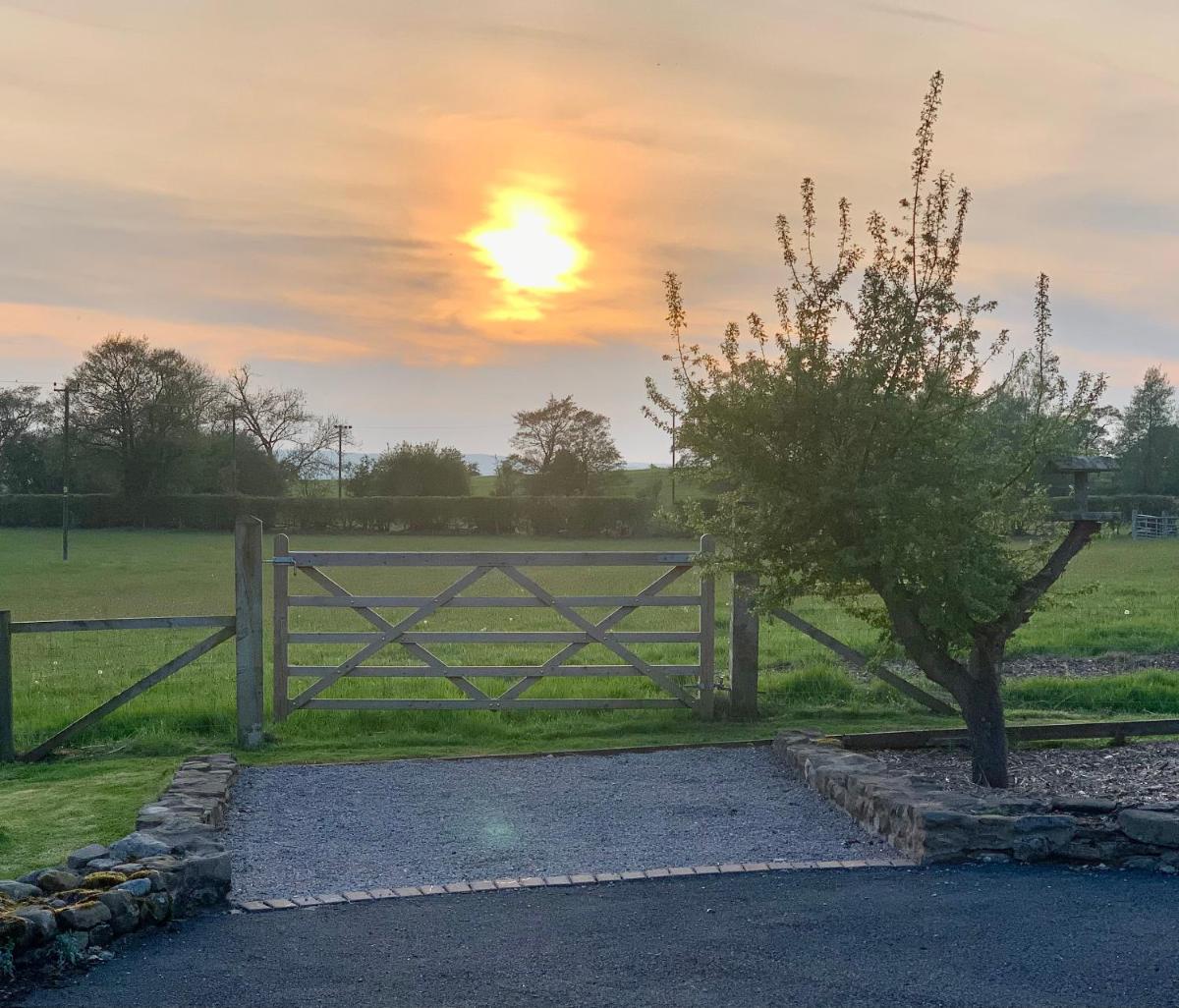 Sunset View a quiet and romantic rural retreat for 2 adults just outside ingleton - Housity