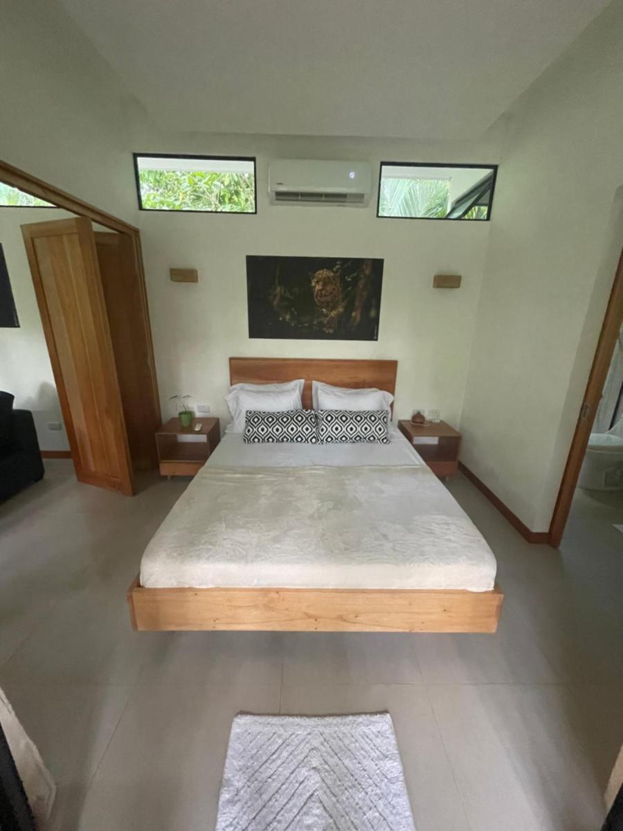 Caribbean Irie - charming, luxurious bungalow in nature with AC & fiber optic wifi - Housity