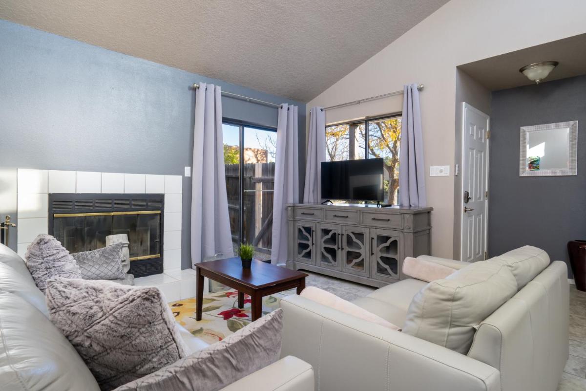 Casa Escondido - Housity